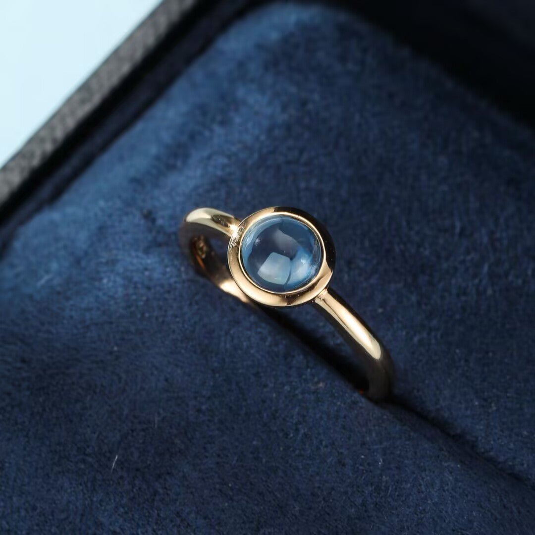 Bague Topaze Bleue 6 mm en Argent Plaqué Or - Biloria