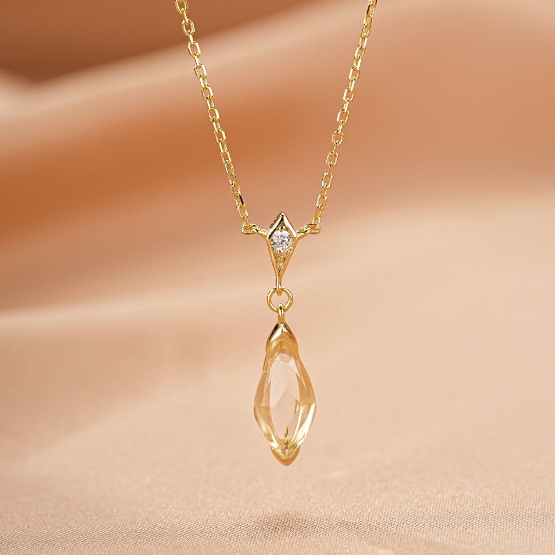 Besoin d'une lumière douce au quotidien ? Collier Cristal de Roche - Biloria