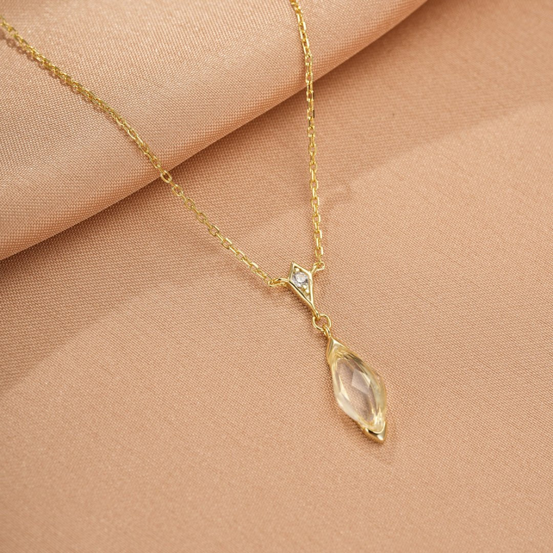 Besoin d'une lumière douce au quotidien ? Collier Cristal de Roche - Biloria