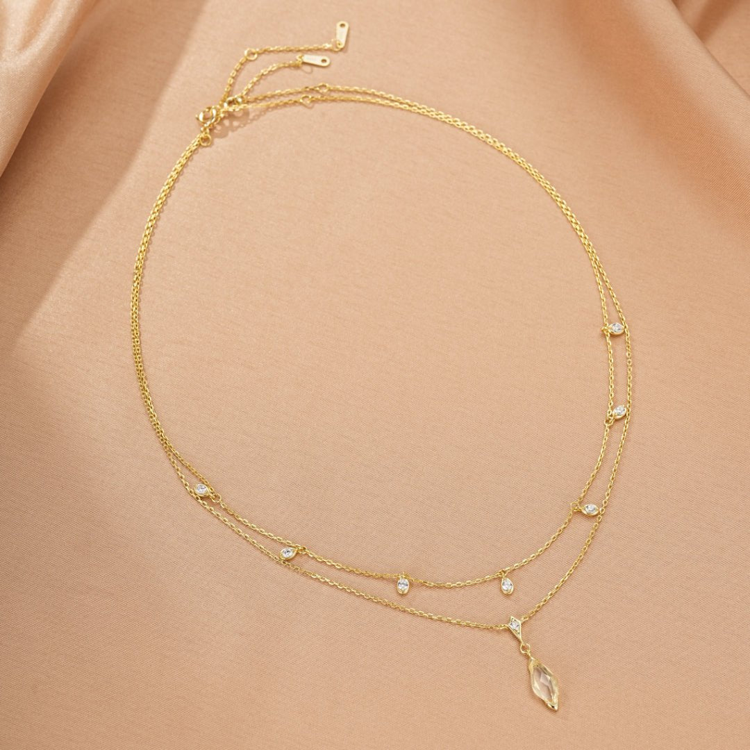 Besoin d'une lumière douce au quotidien ? Collier Cristal de Roche - Biloria
