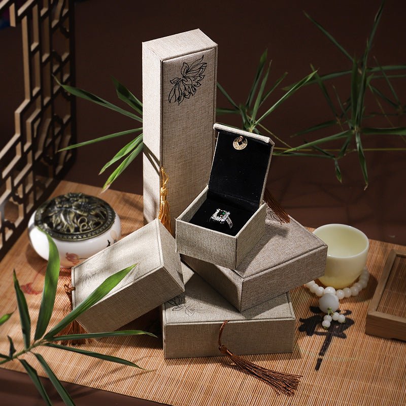 Boîte Cadeau Lotus en Lin Grise pour Bijoux - Biloria