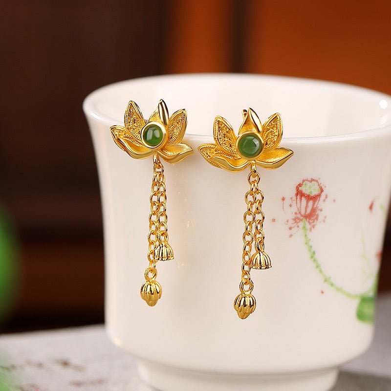 Boucles d'Oreilles Pendantes Lotus en Jade – Argent Plaqué Or - Biloria