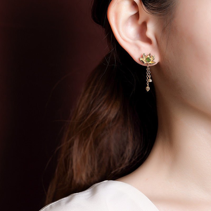 Boucles d'Oreilles Pendantes Lotus en Jade – Argent Plaqué Or - Biloria