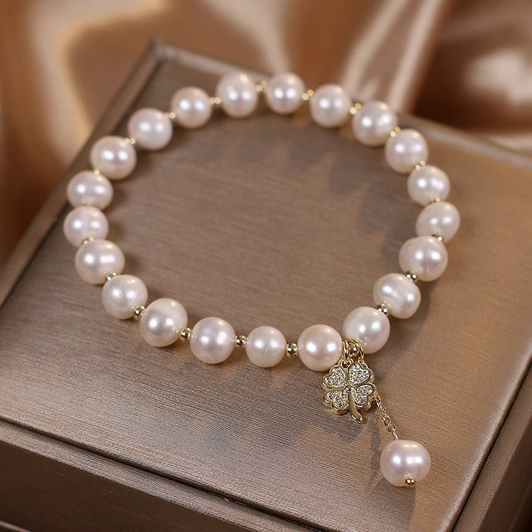 Bracelet en Perle d'Eau Douce avec Pendentif Trèfle à Quatre Feuilles - Biloria