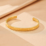 Bracelet Jonc Acier Inoxydable Doré Martelé - Bijou Énergie Solaire - Biloria