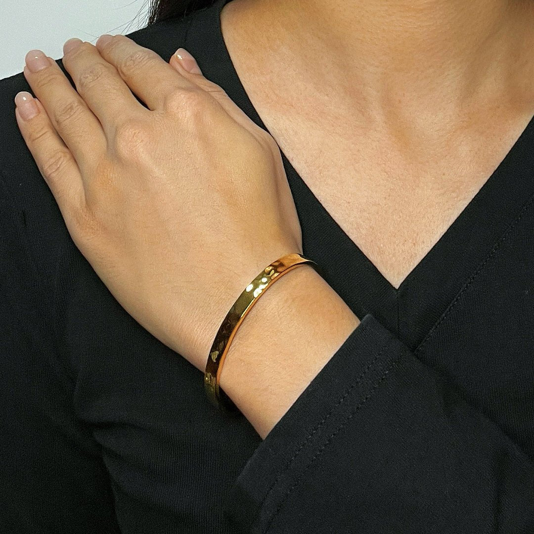 Bracelet Jonc Acier Inoxydable Doré Martelé - Bijou Énergie Solaire - Biloria