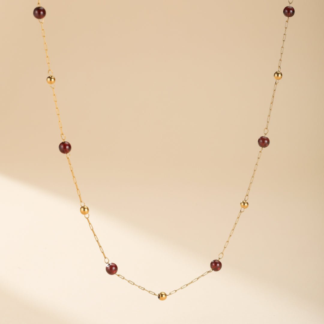 Collier Grenat et Perle – Plaqué Or 18K, Longueur Ajustable - Biloria
