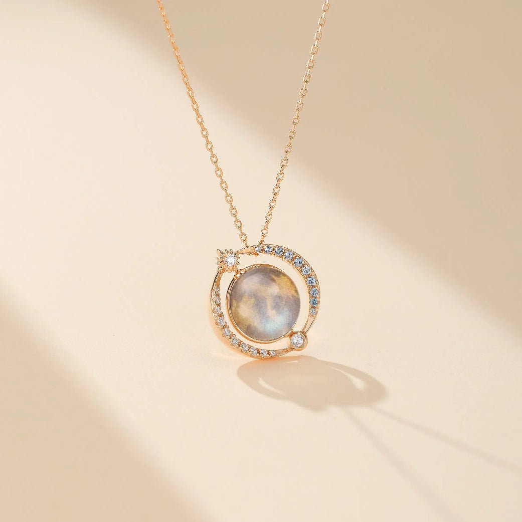 Collier Labradorite avec Pendentif Planète, Argent Plaqué Or 14k - Biloria