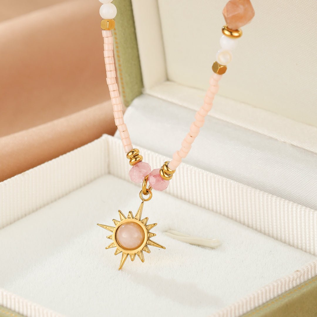 Collier Rhodonite et Cristal Fraise avec Pendentif Soleil - Biloria