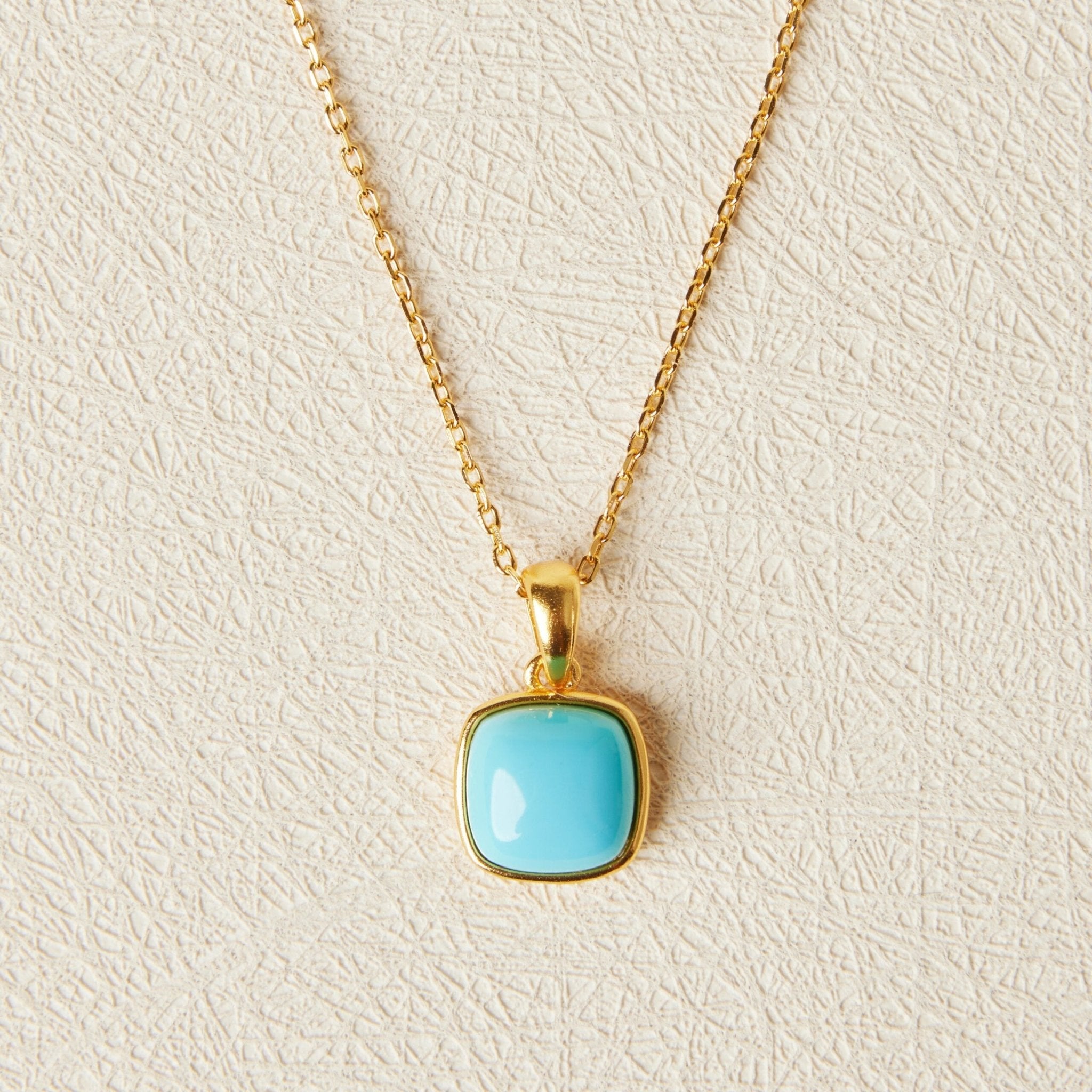 Collier Turquoise Apaisant – Pendentif Carré Argent Plaqué Or - Biloria